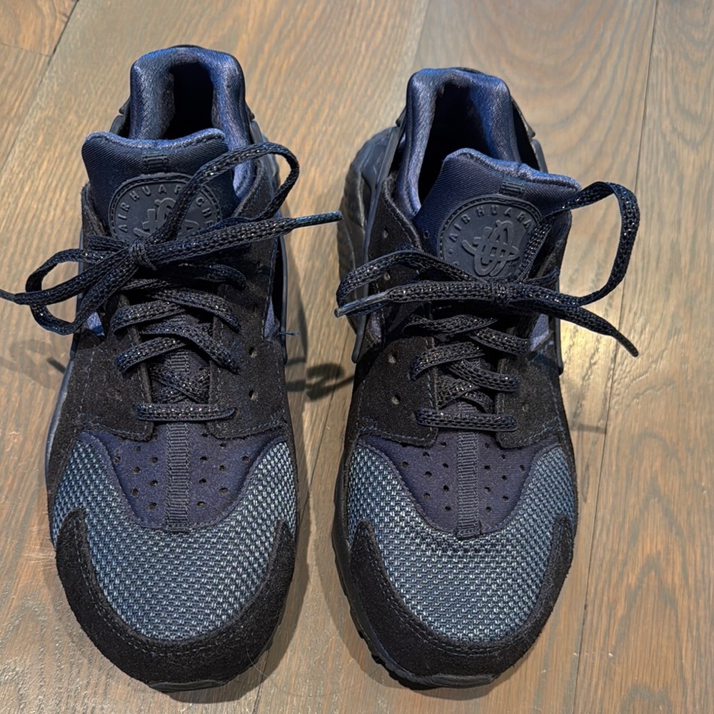 Nike Black and Blue Sneakers Modern Athletic Design